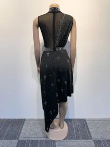Vista posteriore di tuta sexy in mesh con orlo irregolare e strass decorativi