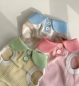 Detailansicht von pastellfarbenen gerippten Polo-Shirts für kleine Hunde und Katzen in Farben