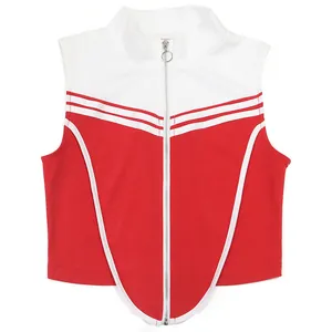 Detailweergave van rood-witte mouwloze crop top met ritssluiting aan de voorkant