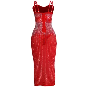 Vista posteriore di un abito bodycon rosso con strass e rete trasparente sexy