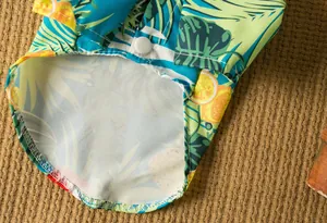 Dettaglio di camicia tropicale per cani con cuciture curate e bottone a pressione