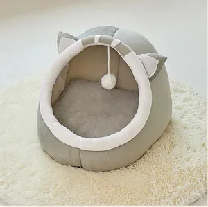 Acogedora cama para gatos de felpa gris semicerrada con orejas y bola de juguete colgante
