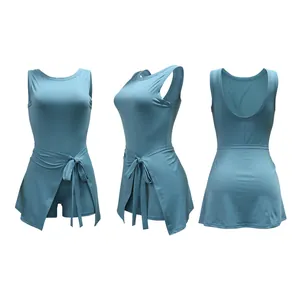 Conjunto de dos piezas para mujer con mono sin mangas y falda cruzada a juego con lazo azul.