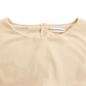 Detailansicht des Ausschnitts und Rückenreißverschlusses dieses Pailletten-Chiffonkleids.