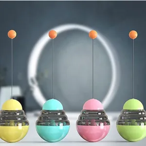 Jouet culbuto interactif distributeur de friandises pour chat disponible en quatre couleurs