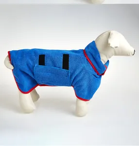 Peignoir bleu absorbant en microfibre pour chien avec bordure rouge sur mannequin
