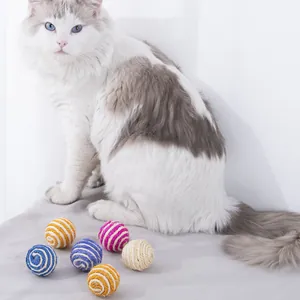 Detailansicht farbenfroher Sisal-Katzenspielbälle zum Kratzen und Spielen für Katzen
