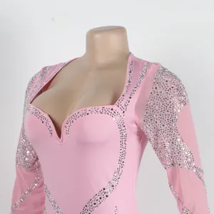 Detailansicht eines rosa langärmeligen Bodysuits mit aufwendigem Herz-Strass-Muster