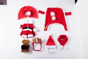 Detailansicht von Weihnachts-Haustierzubehör mit Nikolausmütze, Schal und Rentier-Stirnbändern