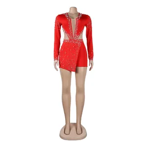 Vista dettagliata di un body sexy rosso trasparente a maniche lunghe con strass e perle