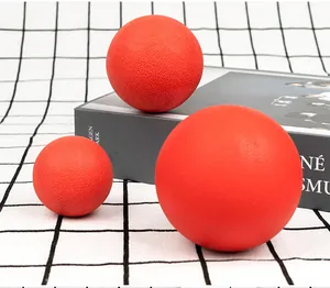 Detailweergave van rode massief rubberen hondenballen in drie verschillende maten