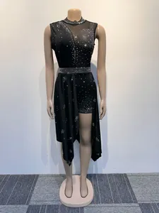 Vista dettagliata della tuta nera senza maniche con strass e gonna asimmetrica su manichino
