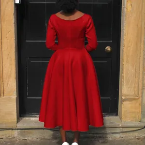 Detailansicht der Rückseite eines eleganten roten Abendkleids mit weitem Rockteil