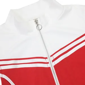 Detail van wit en rood mouwloos sporttopje met zilveren ringritssluiting aan hals.