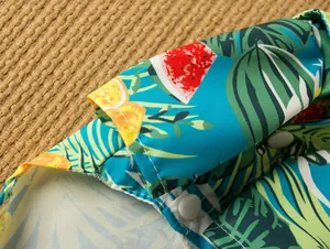 Dettaglio ravvicinato del colletto di una camicia per animali con stampa tropicale