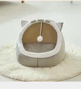Cama de felpa semicerrada para gatos con orejas de gato y bola de juguete colgante