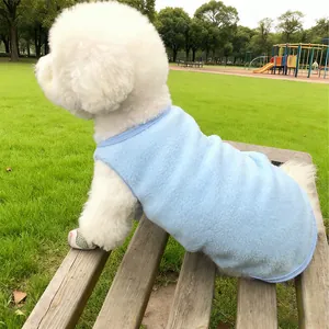 Gilet d'hiver en polaire bleu clair pour petit chien dans un cadre de parc extérieur
