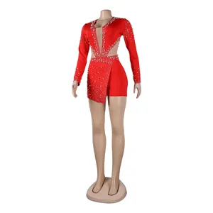 Vista dettagliata del body sexy rosso in mesh con perle e strass.