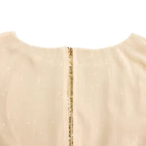 Detailansicht eines eleganten Pailletten-Chiffonkleids mit verdecktem Reißverschluss.