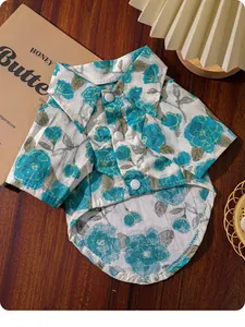 Vista detallada del patrón floral azul en la camisa de verano transpirable para perros pequeños