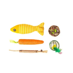 Set completo di 5 giocattoli interattivi per gatti con pesce di stoffa carota e palline legno