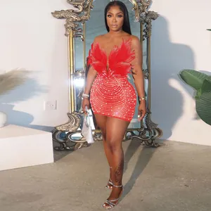 Sexy rotes eng anliegendes Minikleid mit Federbesatz und funkelnden Perlenakzenten