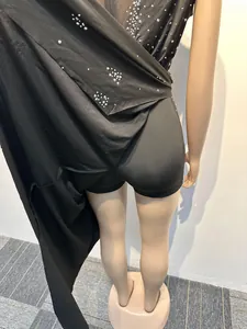Dettaglio posteriore di una sexy tuta nera senza maniche con decorazioni in strass