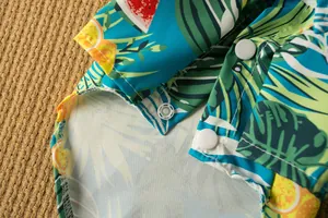 Vista dettagliata dei bottoni a pressione sulla camicia estiva per animali a tema tropicale