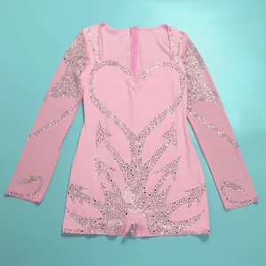 Nahaufnahme des sexy rosa Strass-Herz-Einteilers mit langen Ärmeln und elastischem Stoff