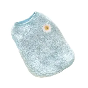 Gilet d'hiver doux en polaire bleue pour petits chiens avec écusson fleur blanche