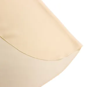 Nahaufnahme des geschwungenen Saums und des weichen Chiffonstoffs des eleganten Abendkleids