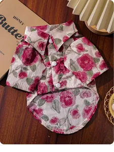 Primer plano de tela de algodón transpirable y patrón de rosas en camisa pet
