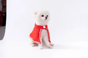 Roter Weihnachts-Haustierumhang mit weißem Wellenrand und Bommel für Hunde und Katzen
