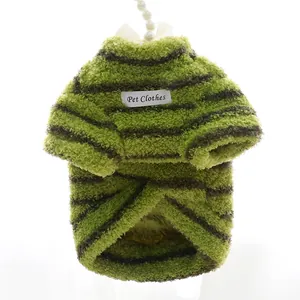 Pull douillet à rayures vertes pour petits chiens comme les Teddy ou les Poméraniens.