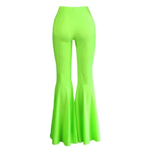 Vista trasera pantalones campana verde neón de tiro alto con volantes y diseño ajustado
