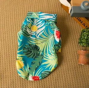 Dettaglio del vivace motivo tropicale con frutta e foglie su una morbida camicia per animali