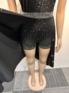Vista dettagliata di una tutina nera senza maniche con strass e orlo irregolare
