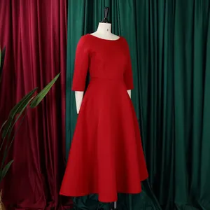 Elegantes rotes A-Linien-Abendkleid mit 3/4 Ärmeln und ausgestellter Rock-Silhouette.