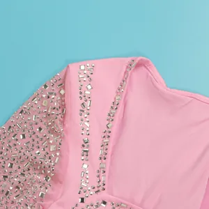 Detail eines sexy rosa Bodysuits mit funkelnden silbernen Strasssteinen auf Mesh-Stoff.