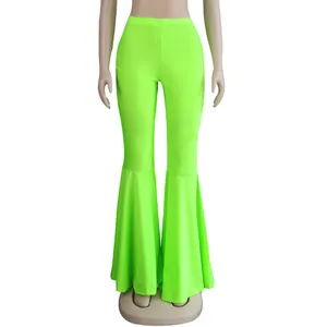 Vista frontal de los pantalones de campana verde neón ajustados con volantes elegantes