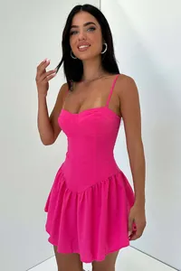 Dettaglio dell'abito corsetto rosa acceso con spalline sottili, bordo a balze e vestibilità slim