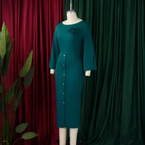 Robe moulante élégante bleu sarcelle foncé avec accent floral 3D sur un mannequin