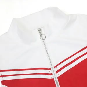 Detailopname van de zilveren ringrits op een wit en rood sportief mouwloos topje
