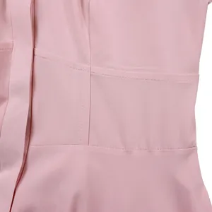 Primer plano detallado que muestra las costuras de calidad de un vestido camisero rosa