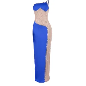 Dettaglio dell'abito in rete blu e nudo con perle delicate e strass scintillanti.