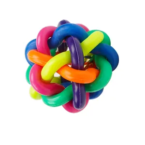 Detailaufnahme eines bunten TPR-Glockenballs für Welpen zum Kauen und Spielen