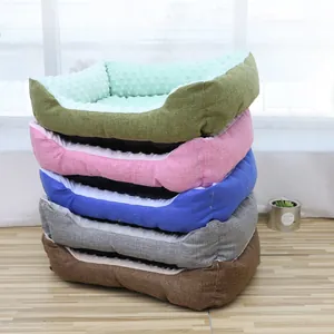 Stapel von fünf bunten Plüsch-Haustierbetten in Grün Rosa Blau Grau und Braun