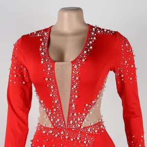 Dettaglio di una tuta sexy rossa trasparente decorata con perle bianche e strass brillanti