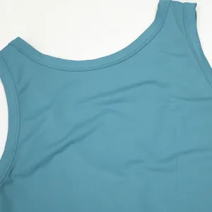 Detalle del escote de un body sin mangas azul cerceta con acabado de doble costura.