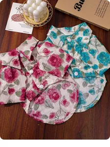 Primer plano de elegantes camisas florales para perros pequeños y gatos en rosa y azul.